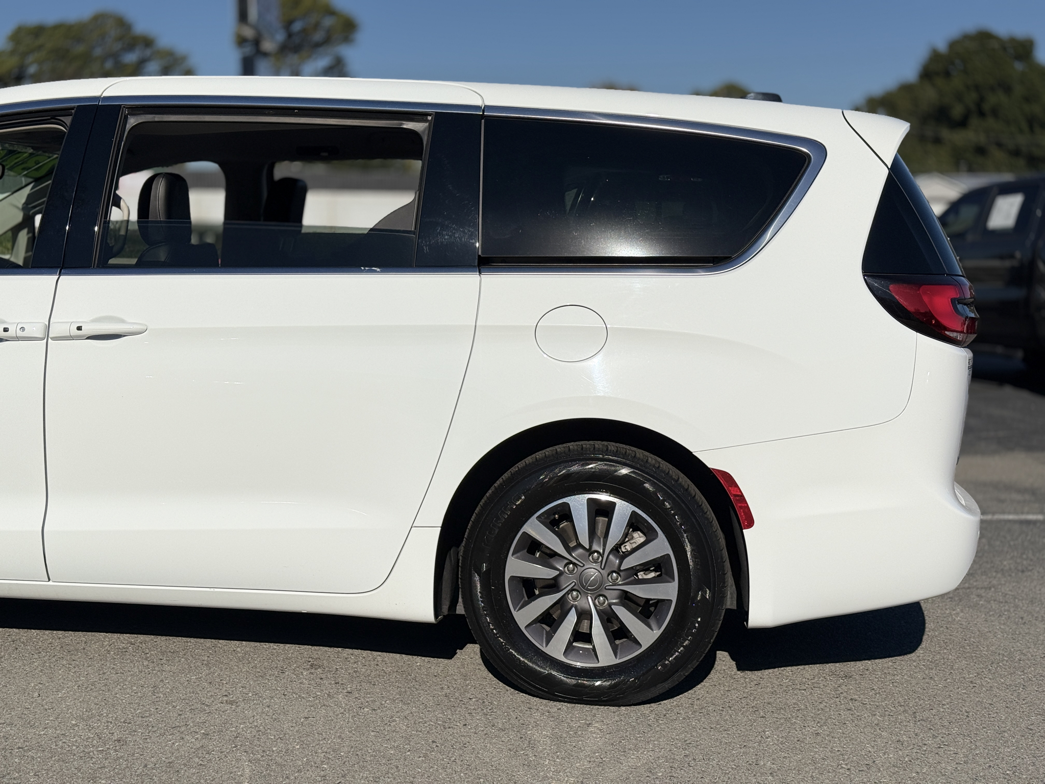 2024 Chrysler Pacifica Hybrid Select photo 6