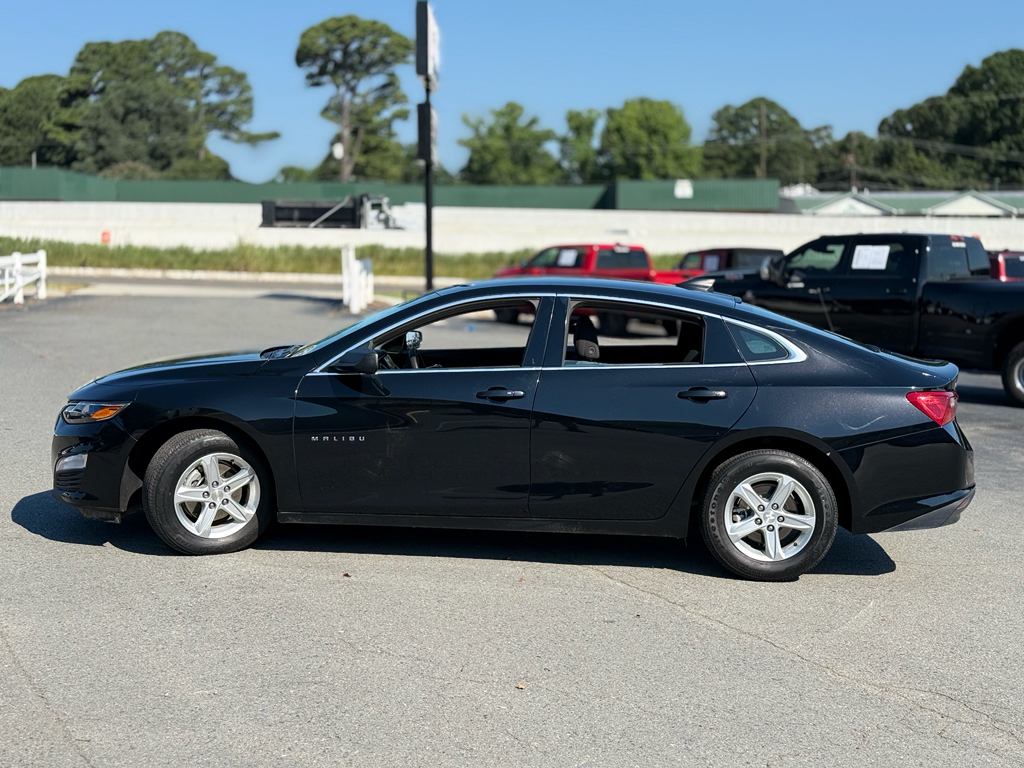2023 Chevrolet Malibu LS photo 4