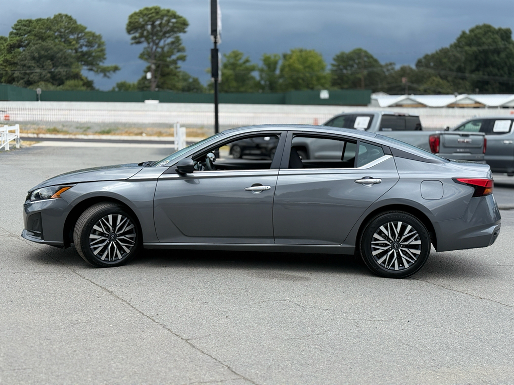2025 Nissan Altima SV photo 4