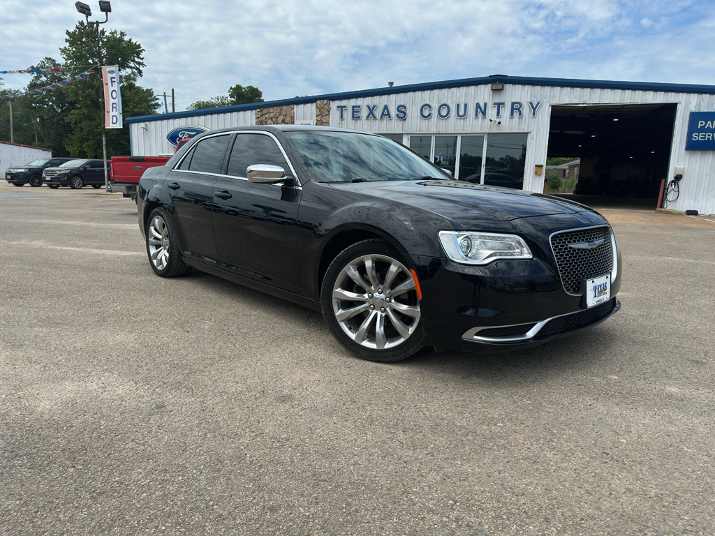 2021 Chrysler 300 Touring's photo