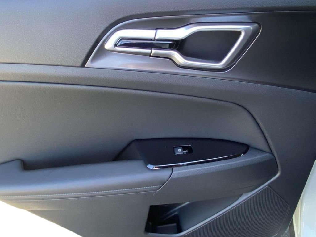 2025 Kia Sportage Hybrid EX - Snow White Pearl exterior view 10