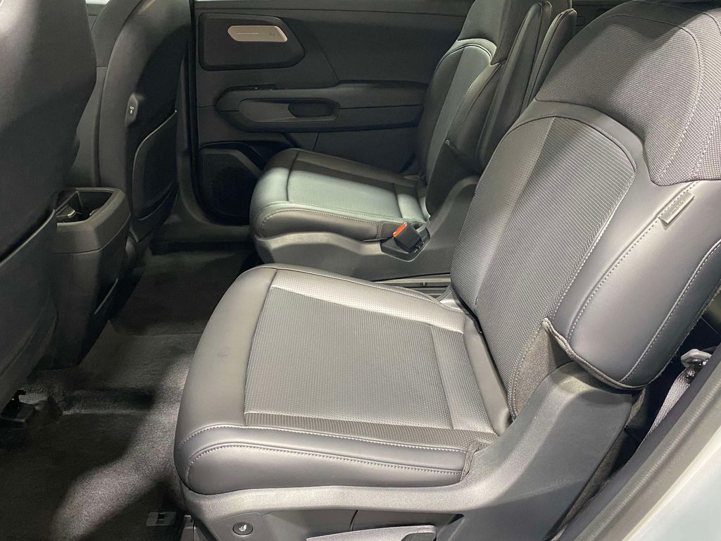 2027 Kia Telluride S - IVORY SILVER exterior view 14