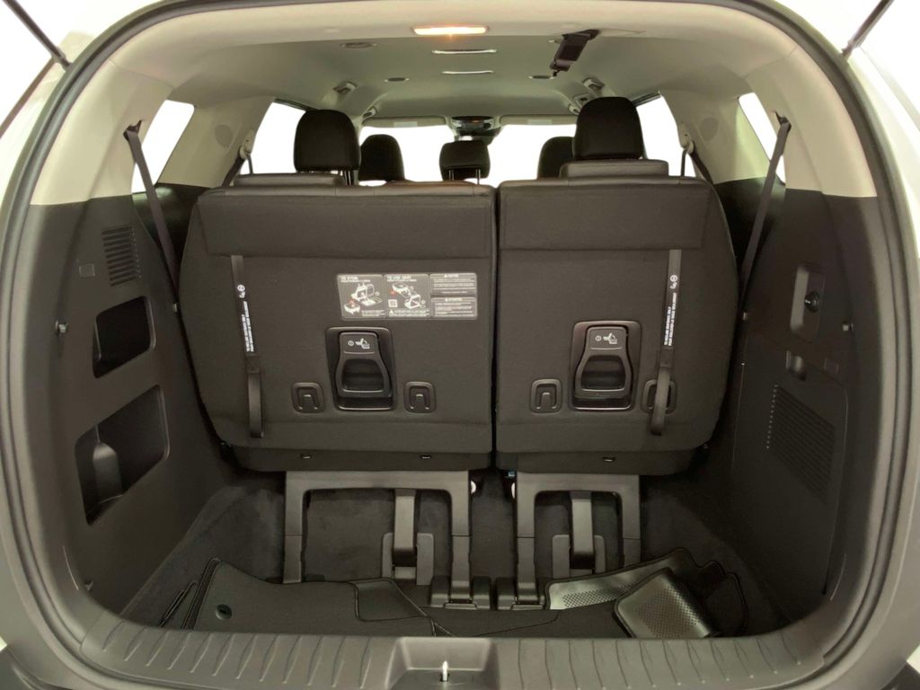 2026 Kia Carnival LXS - Snow White Pearl exterior view 9