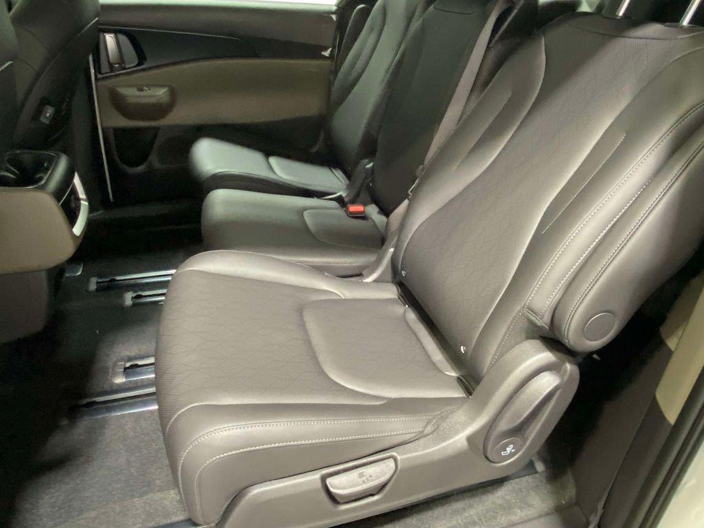 2026 Kia Carnival LXS - Snow White Pearl exterior view 11