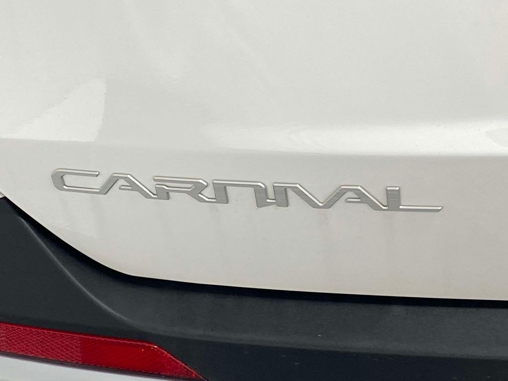 2026 Kia Carnival LXS - Snow White Pearl exterior view 9