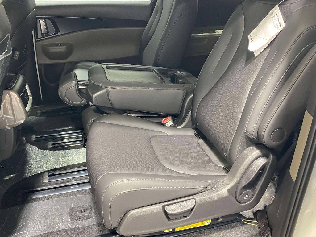2026 Kia Carnival LXS - Snow White Pearl exterior view 11
