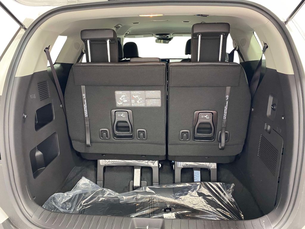 2026 Kia Carnival LXS - Snow White Pearl exterior view 8