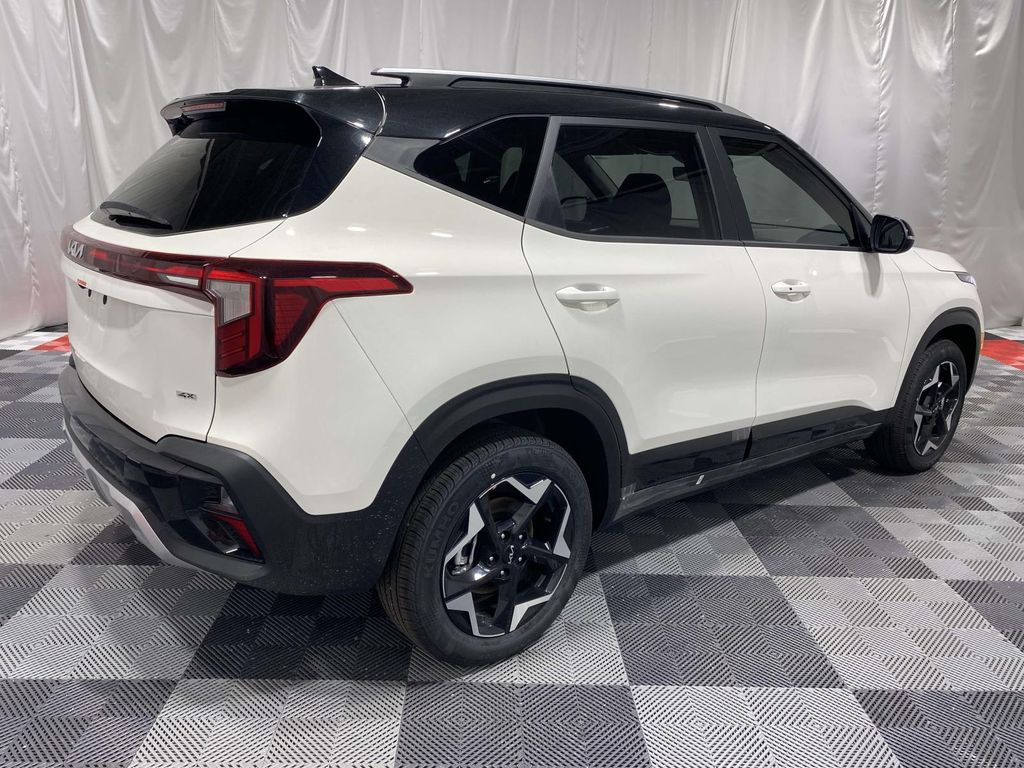 2026 Kia Seltos S - Clear White/Black Roof exterior view 4