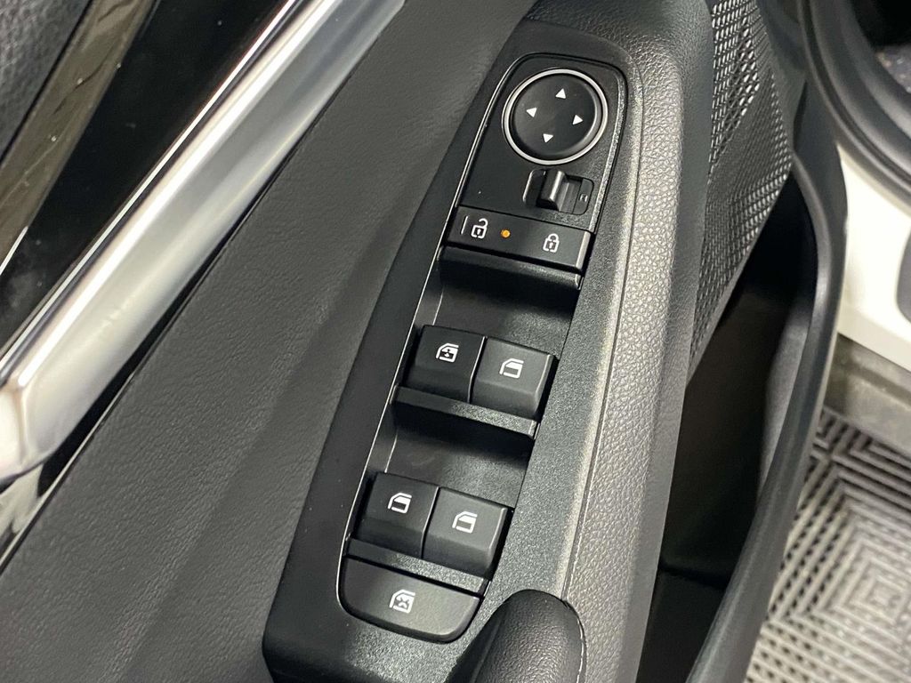 2026 Kia Seltos S - Clear White/Black Roof exterior view 20