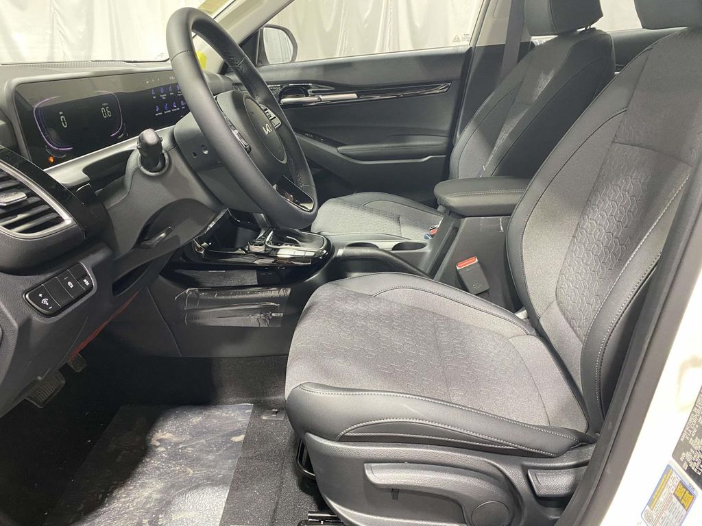 2026 Kia Seltos S - Clear White/Black Roof exterior view 17