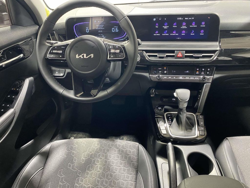 2026 Kia Seltos S - Clear White/Black Roof exterior view 12