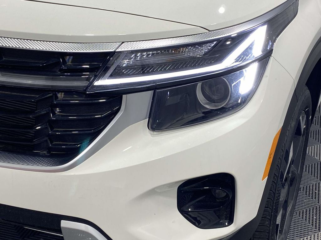 2026 Kia Seltos S - Clear White/Black Roof exterior view 7