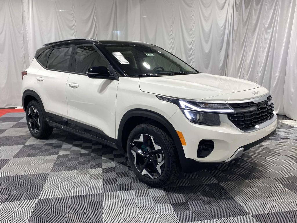 2026 Kia Seltos S - Clear White/Black Roof exterior view 5
