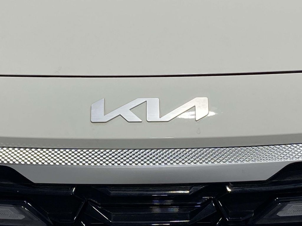 2026 Kia Seltos S - Clear White/Black Roof exterior view 8