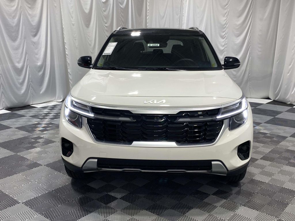 2026 Kia Seltos S - Clear White/Black Roof exterior view 6