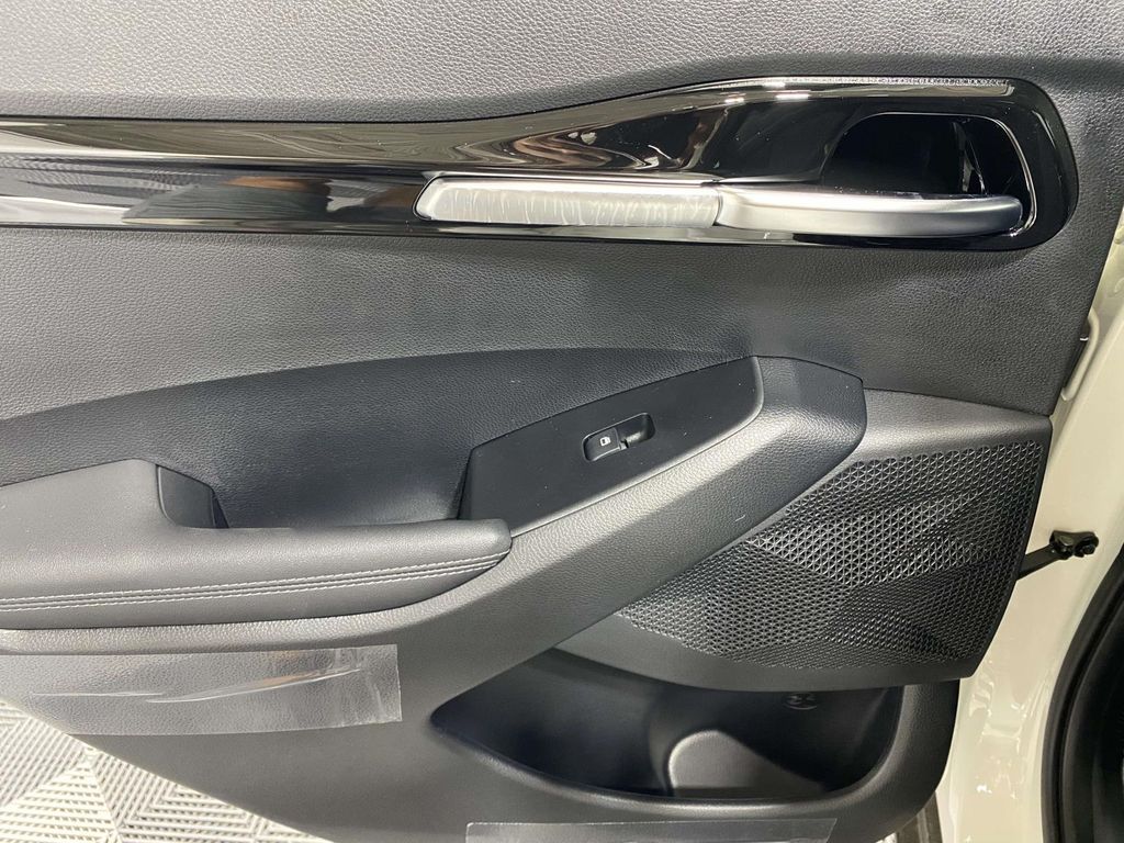 2026 Kia Seltos S - Clear White/Black Roof exterior view 16