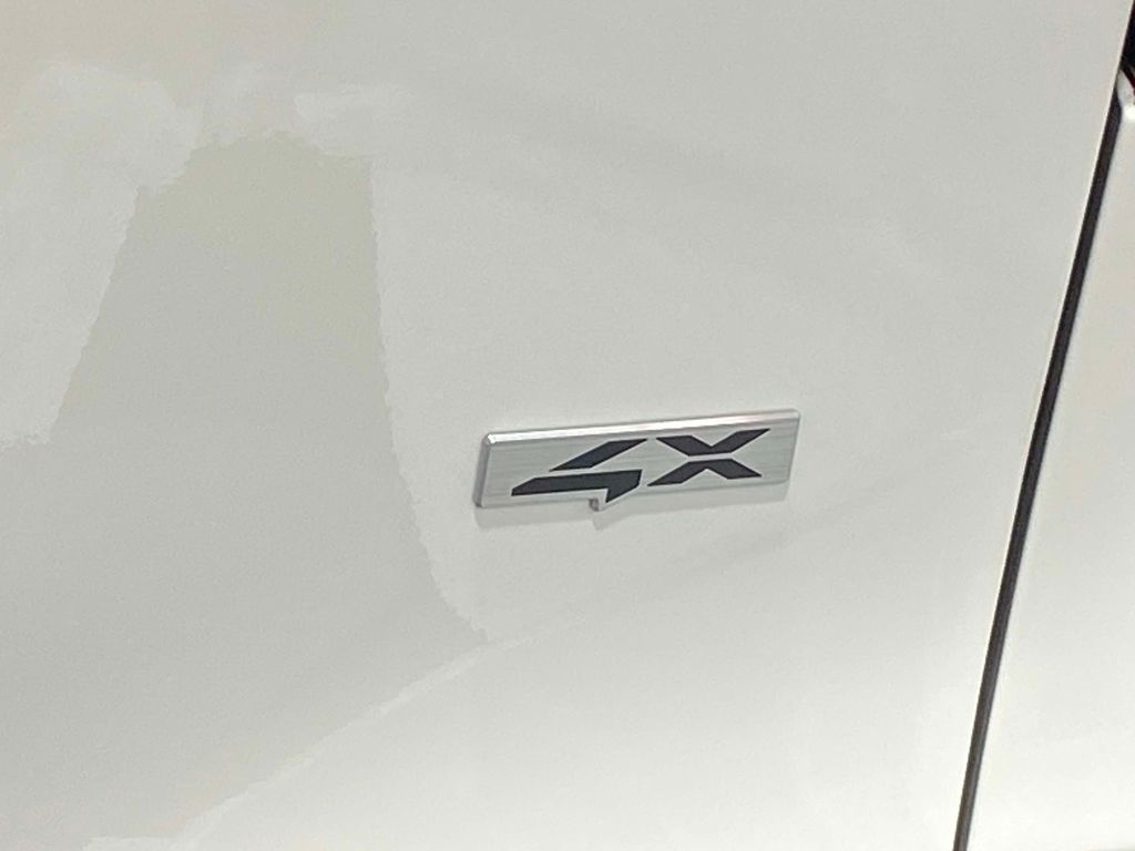 2026 Kia Seltos S - Clear White/Black Roof exterior view 9