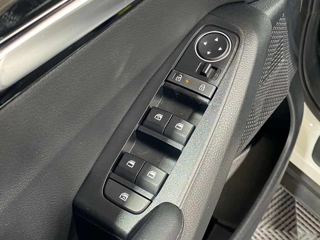 2026 Kia Seltos S - Clear White/Black Roof exterior view 19