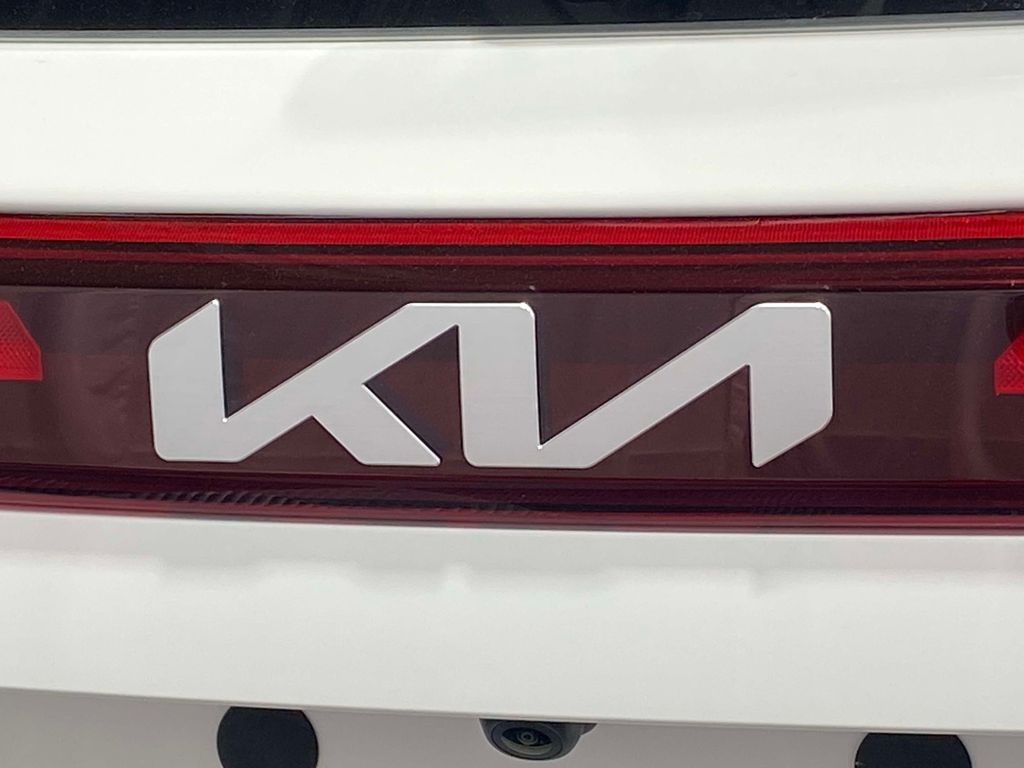 2026 Kia Seltos S - Clear White/Black Roof exterior view 10