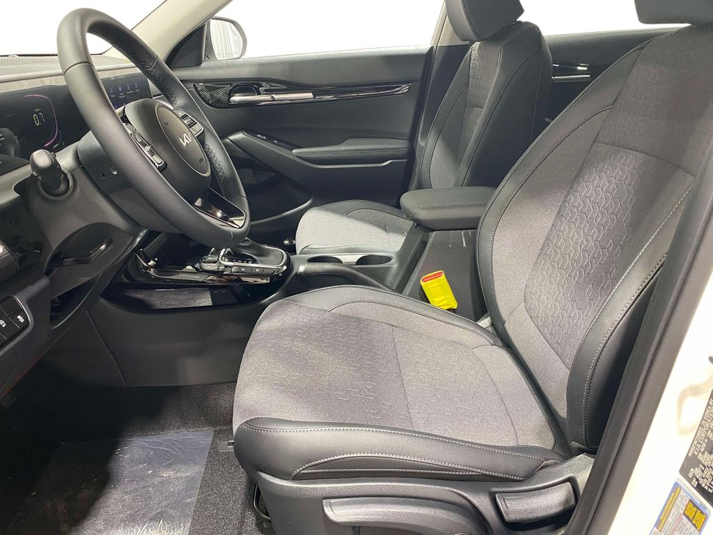 2026 Kia Seltos S - Clear White/Black Roof exterior view 16