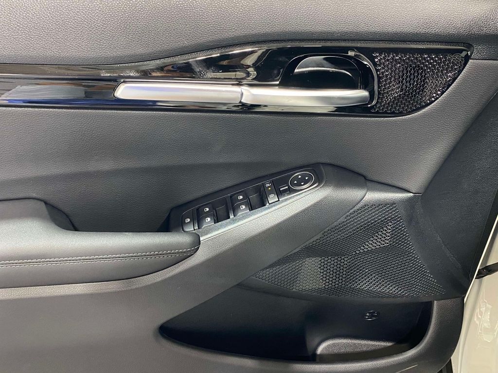 2026 Kia Seltos S - Clear White/Black Roof exterior view 18