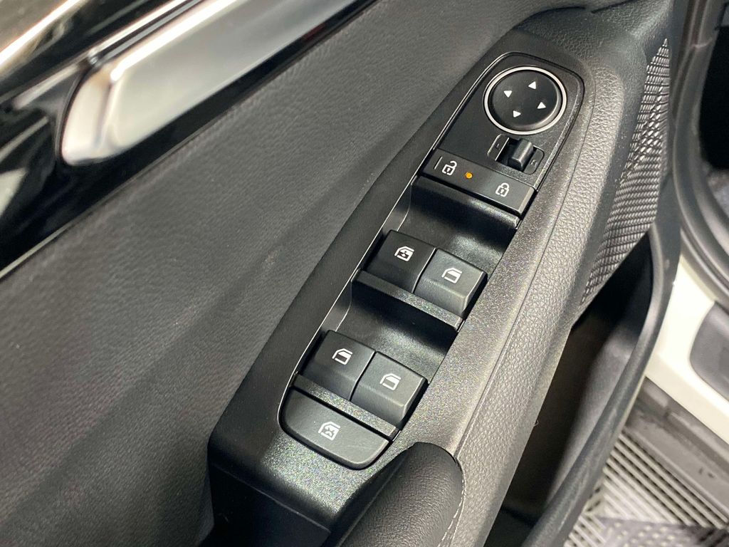 2026 Kia Seltos S - Clear White/Black Roof exterior view 18