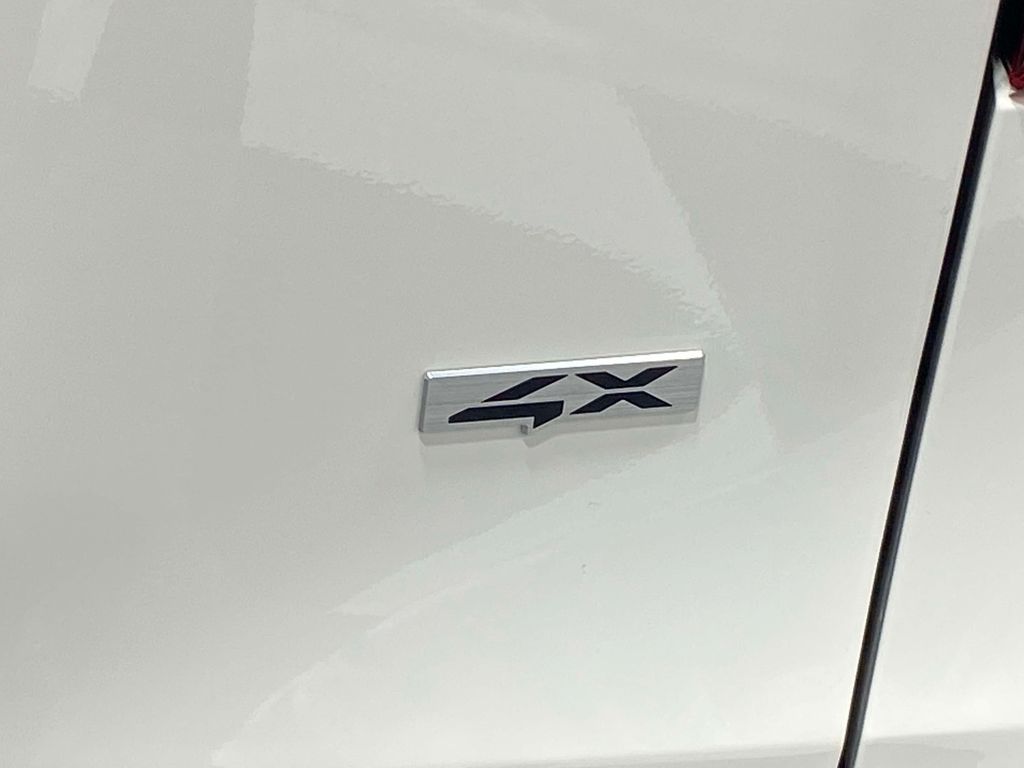 2026 Kia Seltos S - Clear White/Black Roof exterior view 8