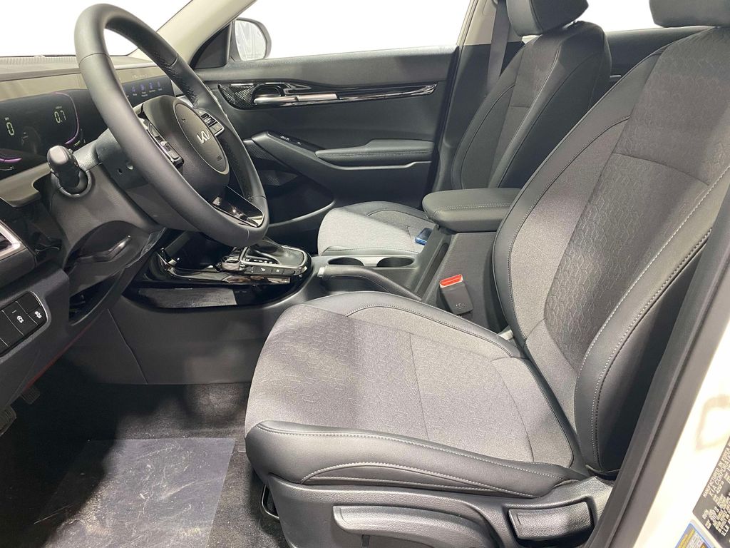 2026 Kia Seltos S - Clear White/Black Roof exterior view 14