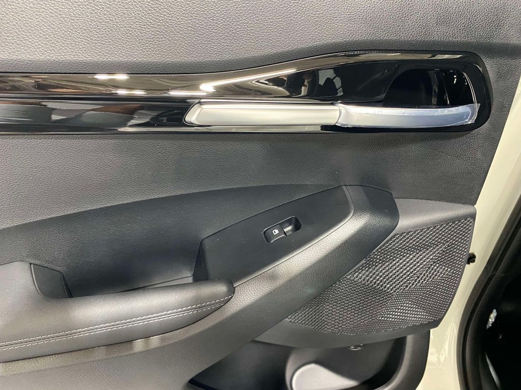 2026 Kia Seltos S - Clear White/Black Roof exterior view 13