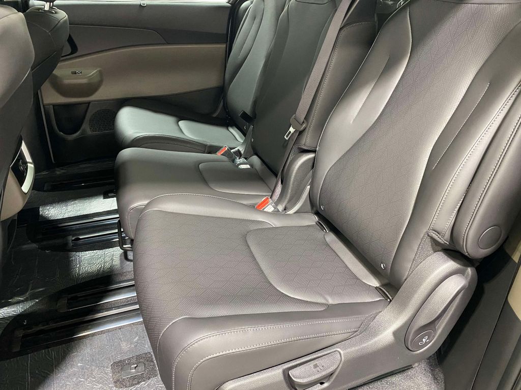 2026 Kia Carnival EX - Ceramic Silver exterior view 11