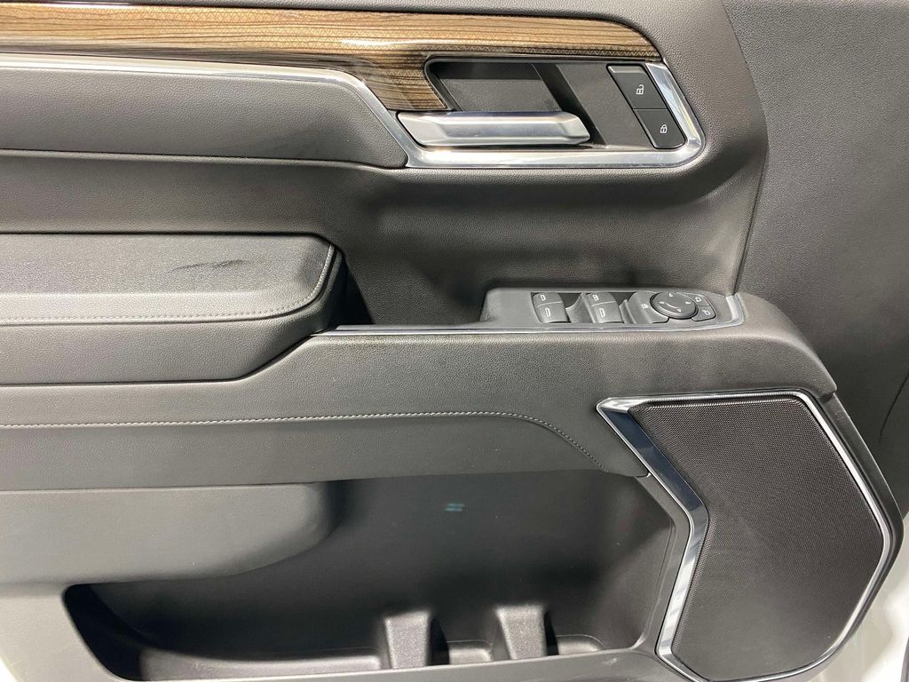 2024 Chevrolet Silverado 1500.0 - Summit White exterior view 17