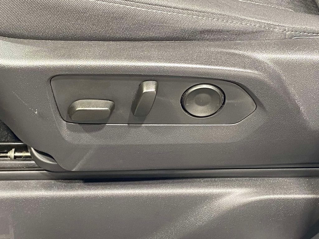 2024 Chevrolet Silverado 1500.0 - Summit White exterior view 16
