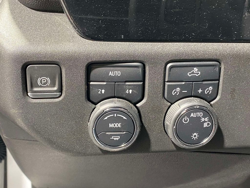 2024 Chevrolet Silverado 1500.0 - Summit White exterior view 19
