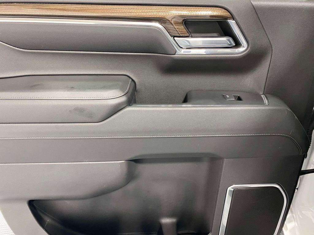 2024 Chevrolet Silverado 1500.0 - Summit White exterior view 13