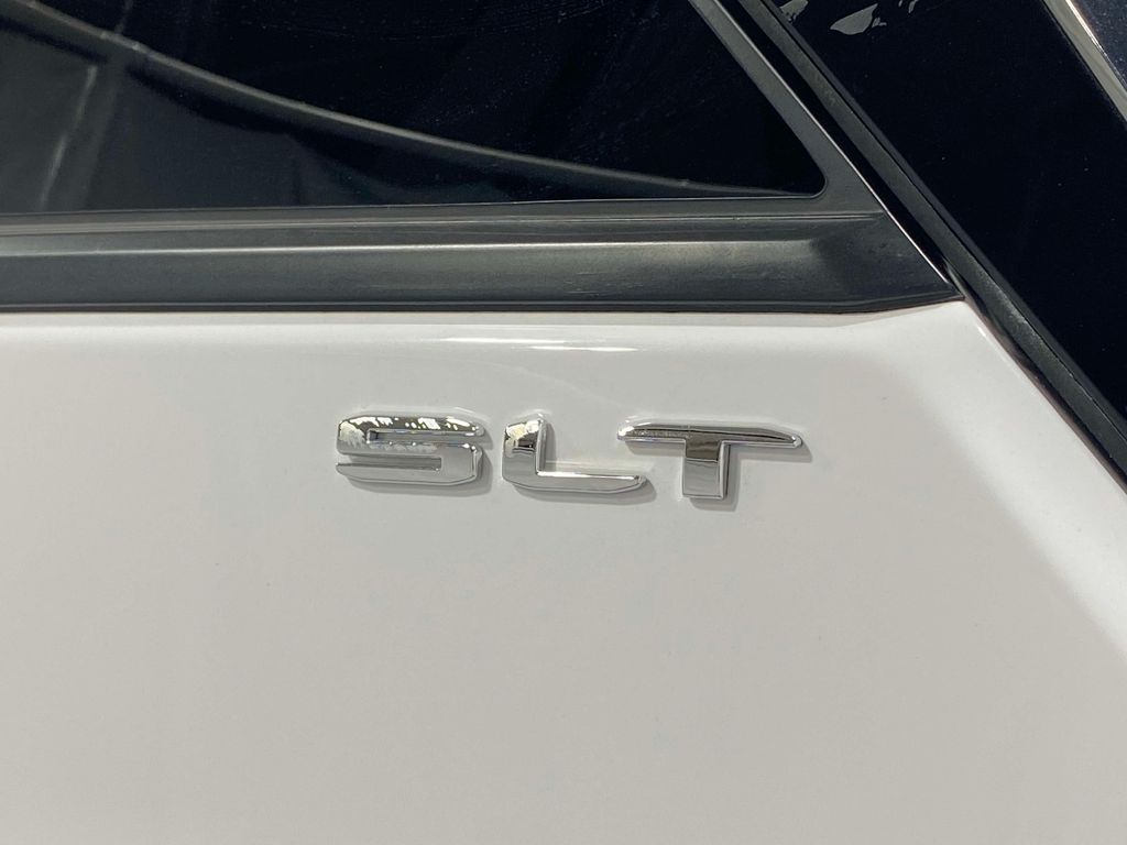 2024 GMC Terrain SLT - Summit White exterior view 8
