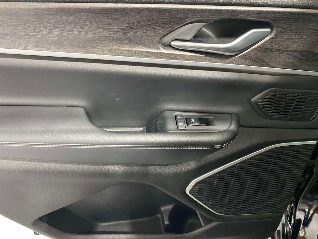 2023 Jeep Grand Cherokee L Limited - Diamond Black Crystal Pearlcoat exterior view 17