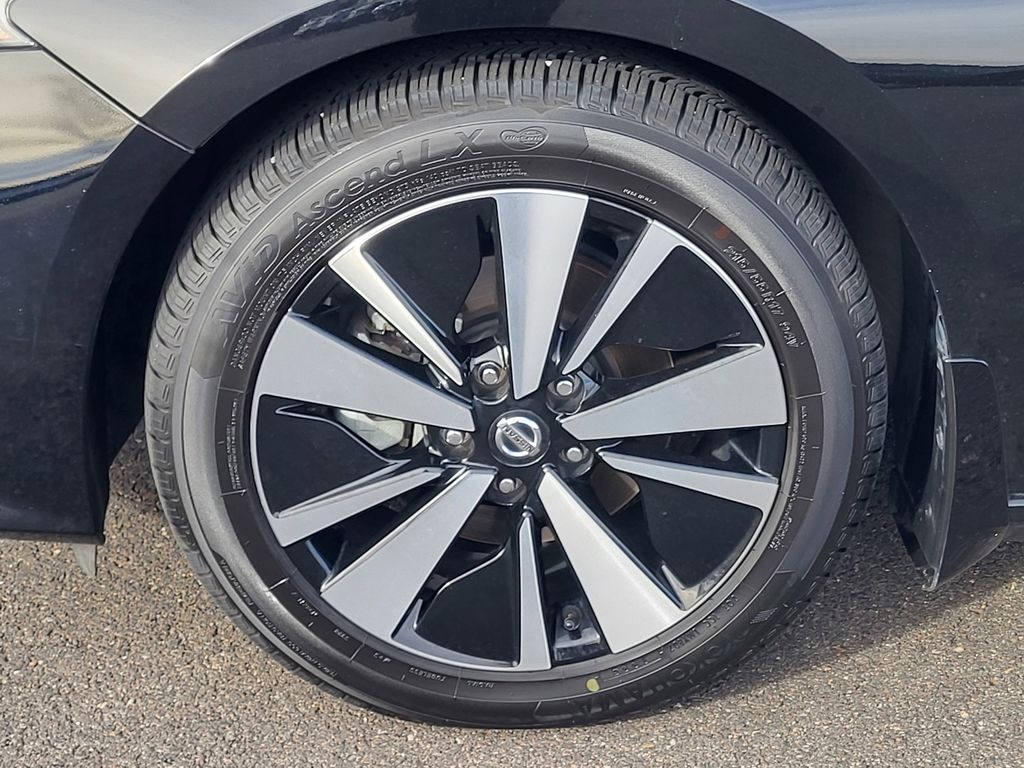 Used 2022 Super Black Nissan 2.5 SV image 7