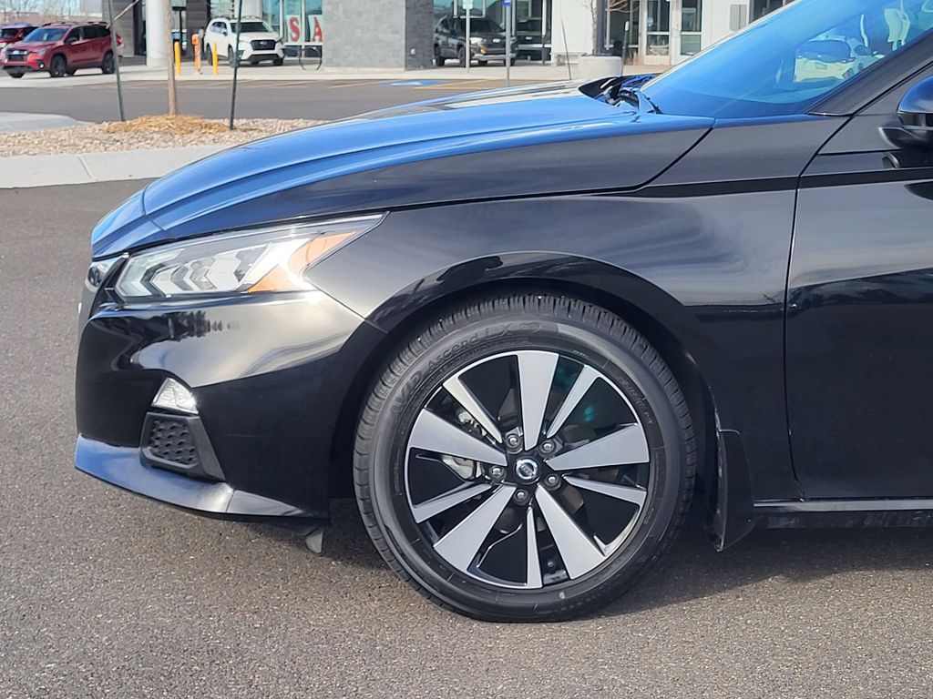 Used 2022 Super Black Nissan 2.5 SV image 6