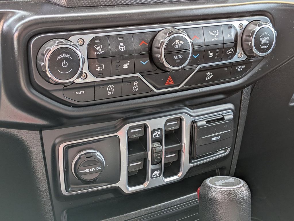 Used 2020 Bikini Pearlcoat Jeep Willys image 15