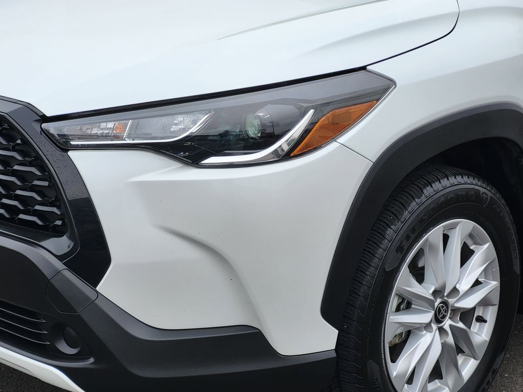 Used 2024 Wind Chill Pearl Toyota LE image 5