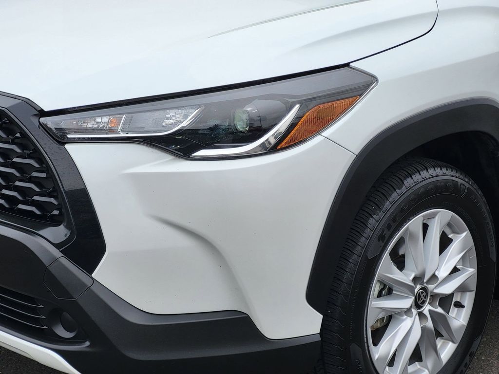 Used 2024 Wind Chill Pearl Toyota LE image 5