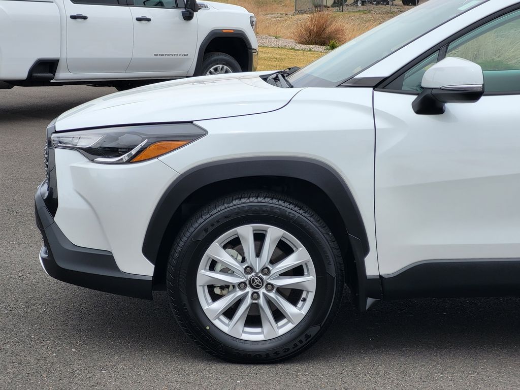 Used 2024 Wind Chill Pearl Toyota LE image 6