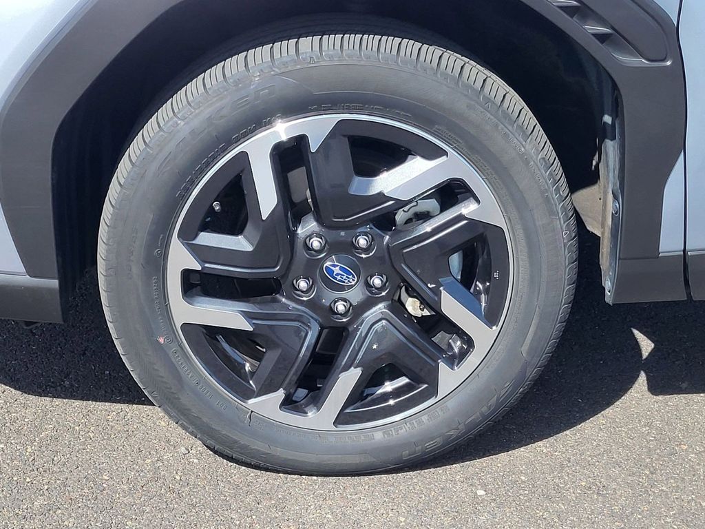 Used 2025 Ice Silver Metallic Subaru Limited image 7