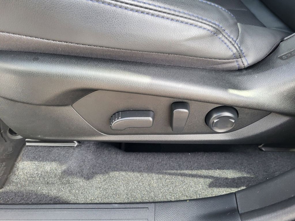 Used 2025 Ice Silver Metallic Subaru Limited image 11