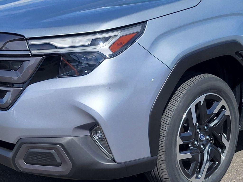 Used 2025 Ice Silver Metallic Subaru Limited image 5