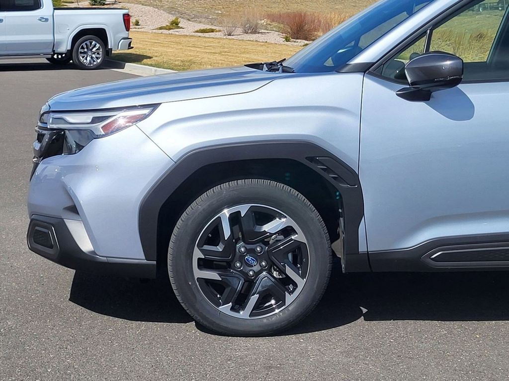 Used 2025 Ice Silver Metallic Subaru Limited image 6