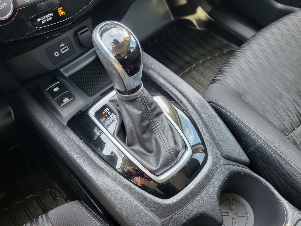 Used 2020 Scarlet Ember Tintcoat Nissan SV image 18