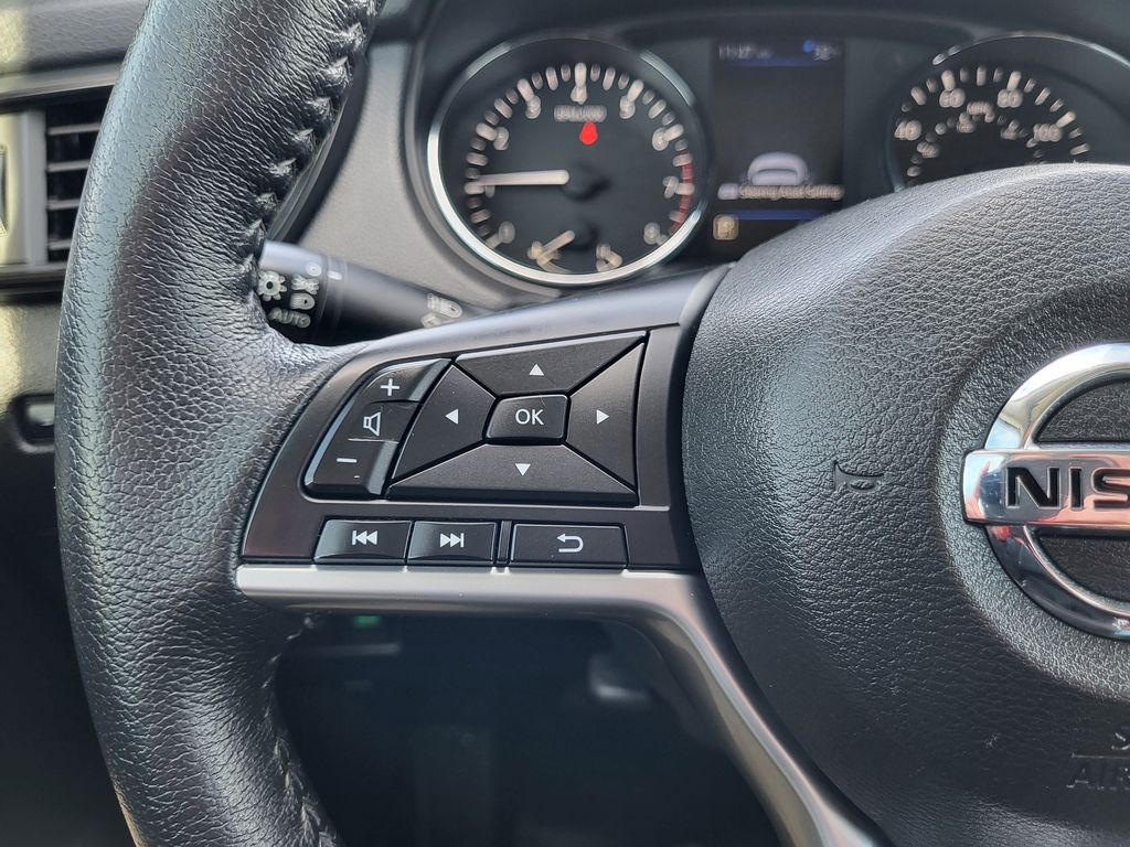 Used 2020 Scarlet Ember Tintcoat Nissan SV image 12