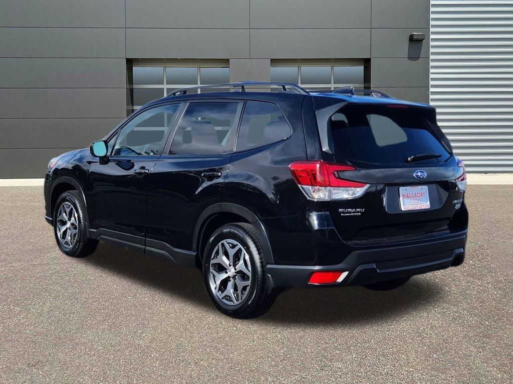 Certified Used 2023 Crystal Black Silica Subaru Premium image 3