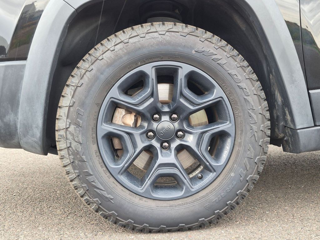 Used 2020 Diamond Black Crystal Pearlcoat Jeep Trailhawk image 24